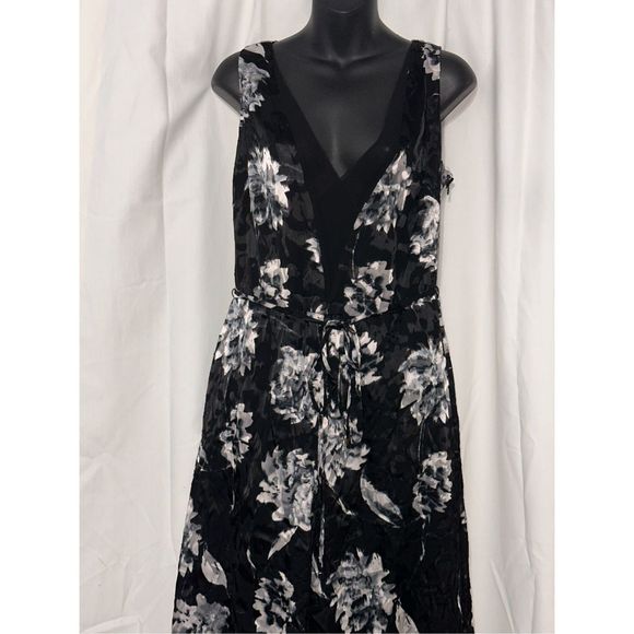 $180.00 White House Black Market Sleeveles V-Neck Wide-Leg B Worn once. - Picture 2 of 6